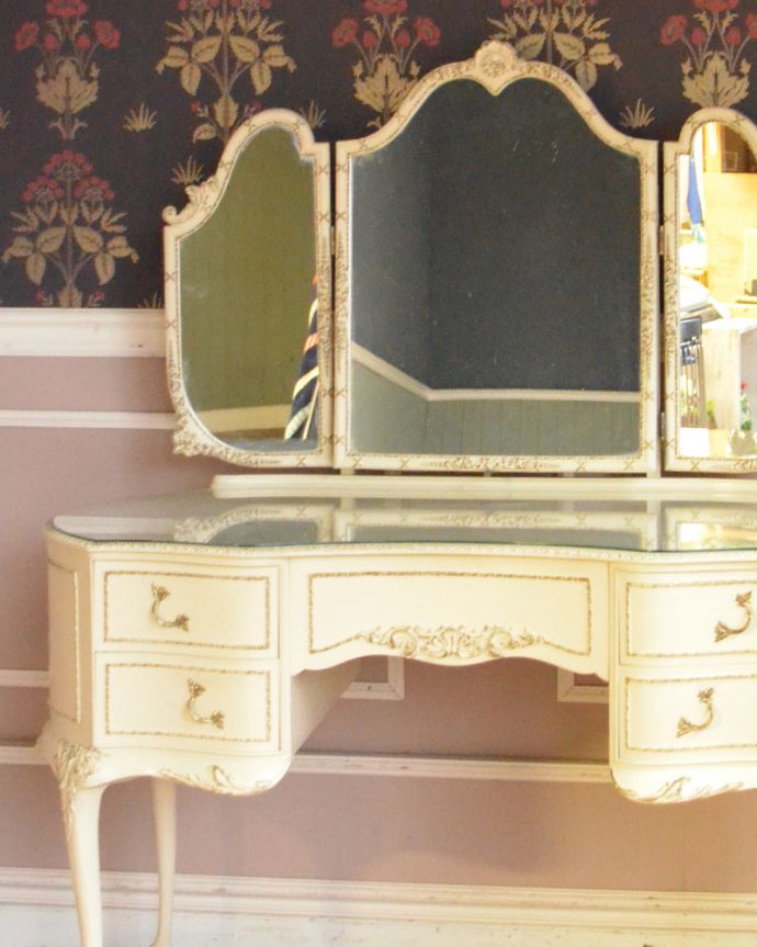 アンティークのドレッサー　アンティーク家具　アンティークのフレンチインテリア、白い三面鏡ドレッシングチェスト。小さな引き出しがあるので、細々したものを収納できます。(d-1229-f)