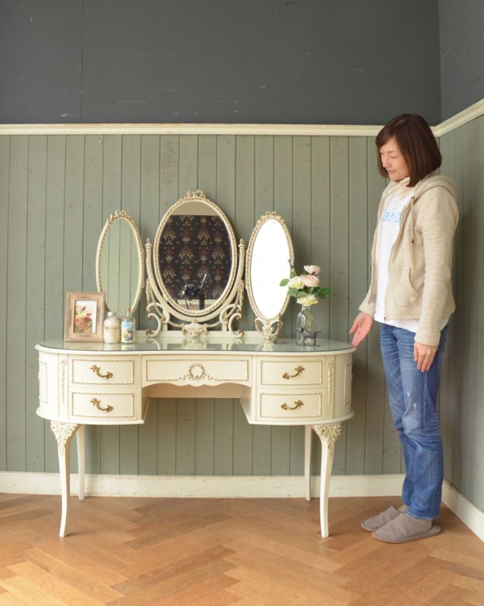 アンティークのドレッサー アンティーク家具 アンティークのフレンチインテリア、白いドレッシングチェスト(3面鏡) 。華があって、ドールハウスにあるような可愛いデザイン。(d-1230-f)