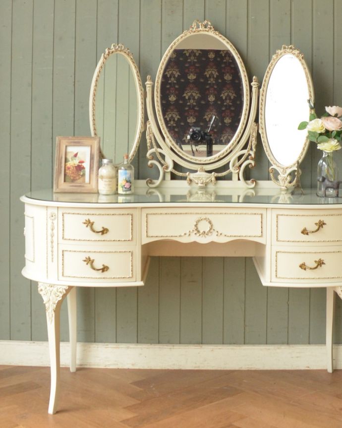 アンティークのドレッサー アンティーク家具 アンティークのフレンチインテリア、白いドレッシングチェスト(3面鏡) 。小さな引き出しがあるので、細々したものを収納できます。(d-1230-f)