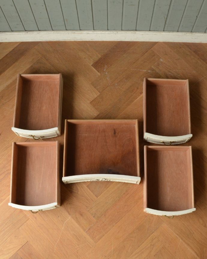 アンティークのドレッサー アンティーク家具 アンティークのフレンチインテリア、白いドレッシングチェスト(3面鏡) 。引き出しは全部で5杯です。(d-1230-f)