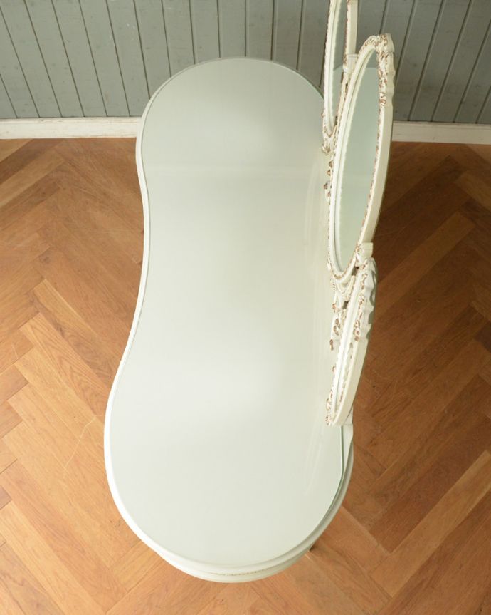 アンティークのドレッサー アンティーク家具 アンティークのフレンチインテリア、白いドレッシングチェスト(3面鏡) 。天天板にはガラス板が乗っています。(d-1230-f)