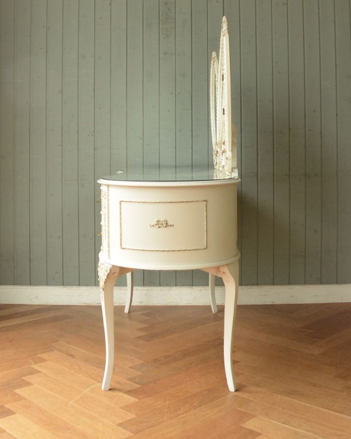 アンティークのドレッサー アンティーク家具 アンティークのフレンチインテリア、白いドレッシングチェスト(3面鏡) 。サイドにも可愛い飾り。(d-1230-f)