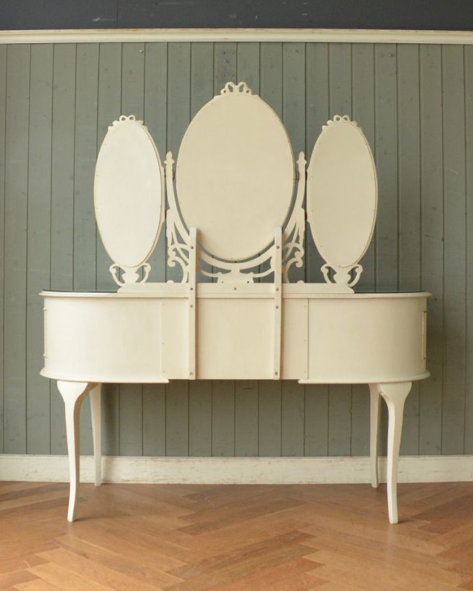 アンティークのドレッサー アンティーク家具 アンティークのフレンチインテリア、白いドレッシングチェスト(3面鏡) 。※アンティークは新品ではないので、もちろん経年変化によるキズはありますが、専門の職人が目立たないようキレイにお直しをしているので、後姿までキレイです。(d-1230-f)