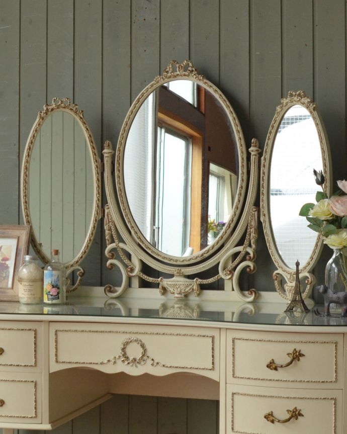 アンティークのドレッサー アンティーク家具 アンティークのフレンチインテリア、白いドレッシングチェスト(3面鏡) 。大きな鏡はお部屋を広く見せる効果大。(d-1230-f)