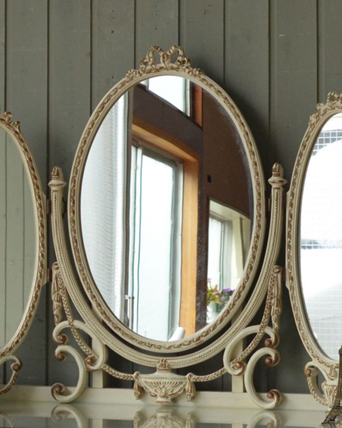 アンティークのドレッサー アンティーク家具 アンティークのフレンチインテリア、白いドレッシングチェスト(3面鏡) 。トップにはアンティークならではの繊細な装飾があります。(d-1230-f)