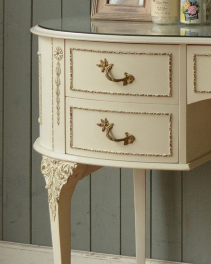 アンティークのドレッサー アンティーク家具 アンティークのフレンチインテリア、白いドレッシングチェスト(3面鏡) 。取っ手は蔦のような凝ったデザイン。(d-1230-f)