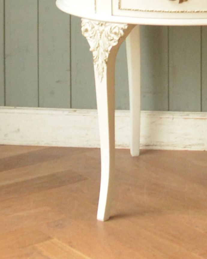 アンティークのドレッサー アンティーク家具 アンティークのフレンチインテリア、白いドレッシングチェスト(3面鏡) 。細い脚が上品です。(d-1230-f)