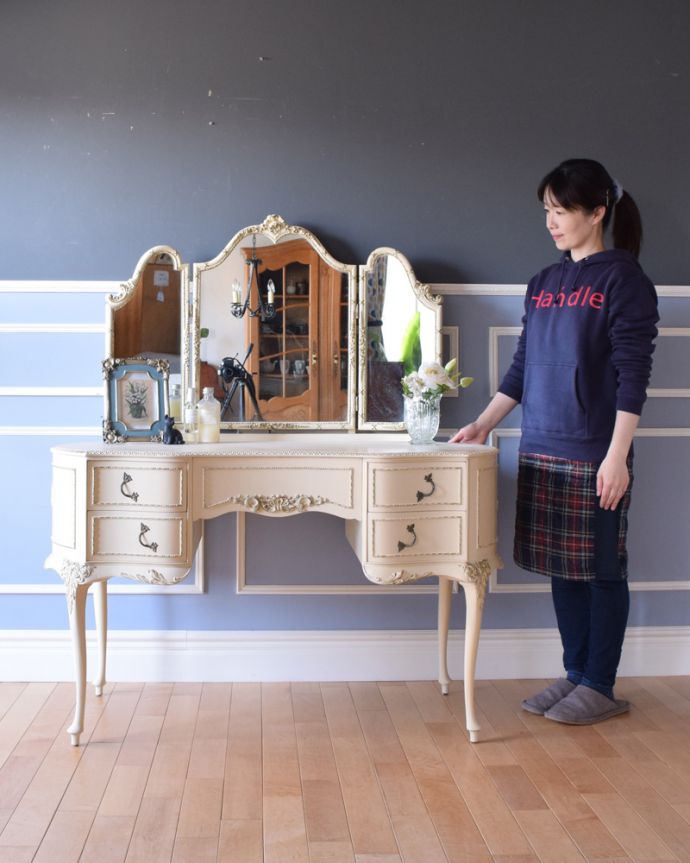 アンティークのドレッサー　アンティーク家具　三面鏡タイプのドレッシングチェスト、美しいアンティーク家具。華があって、ドールハウスにあるような可愛いデザイン。(d-1231-f)