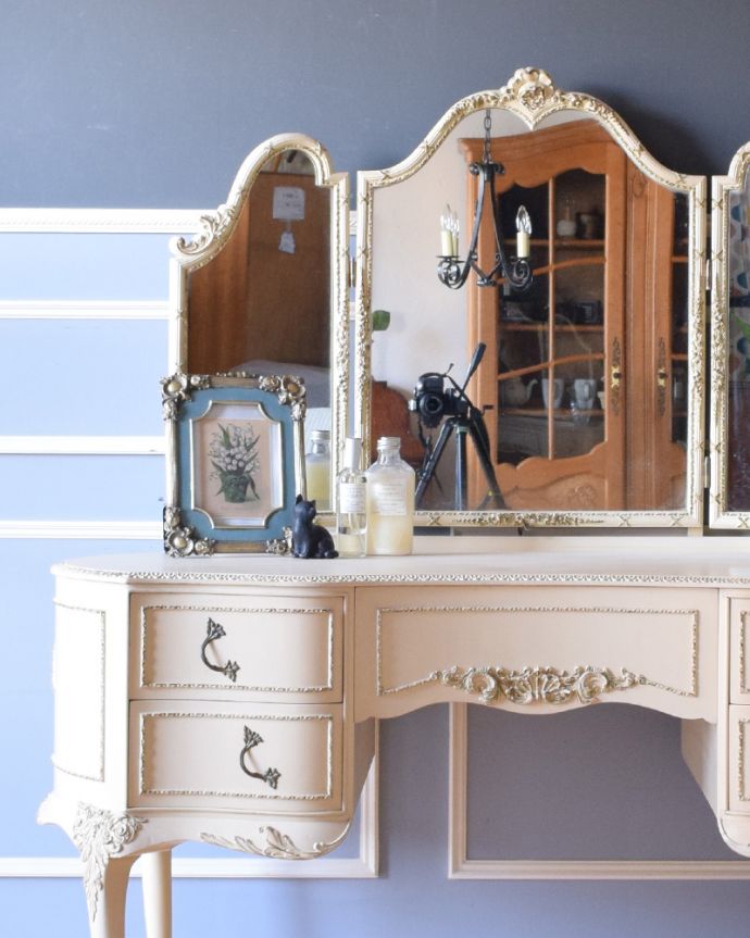 アンティークのドレッサー　アンティーク家具　三面鏡タイプのドレッシングチェスト、美しいアンティーク家具。小さな引き出しがあるので、細々したものを収納できます。(d-1231-f)