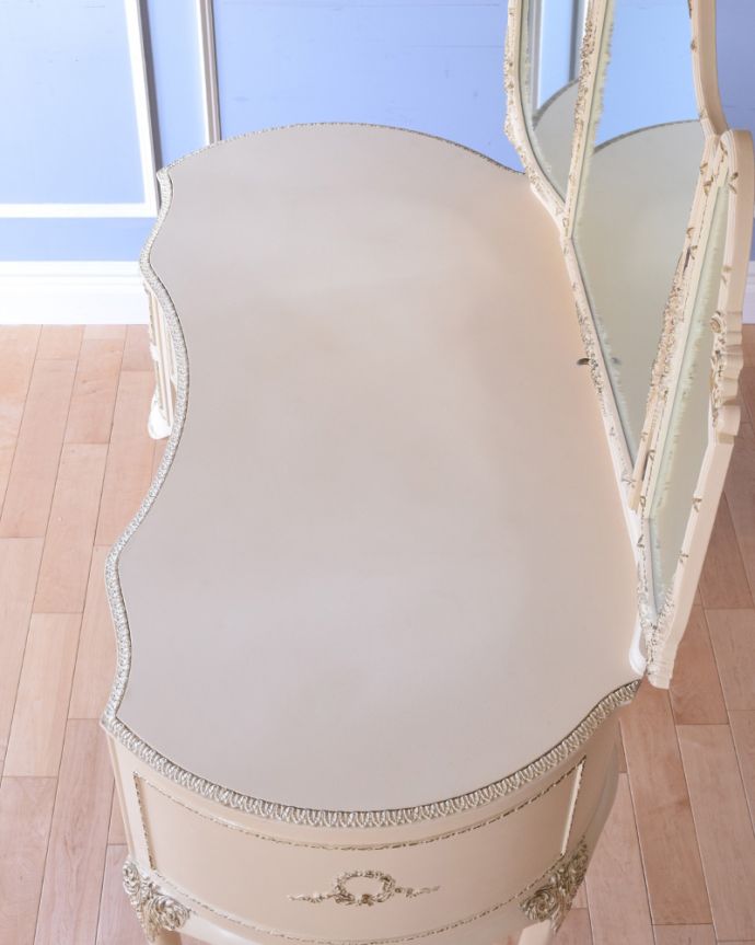 アンティークのドレッサー　アンティーク家具　三面鏡タイプのドレッシングチェスト、美しいアンティーク家具。天板もピカピカにお直ししました。(d-1231-f)