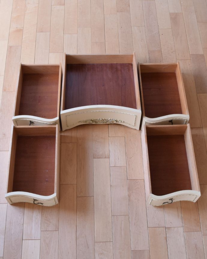 アンティークのドレッサー　アンティーク家具　三面鏡タイプのドレッシングチェスト、美しいアンティーク家具。引き出しは５杯です。(d-1231-f)