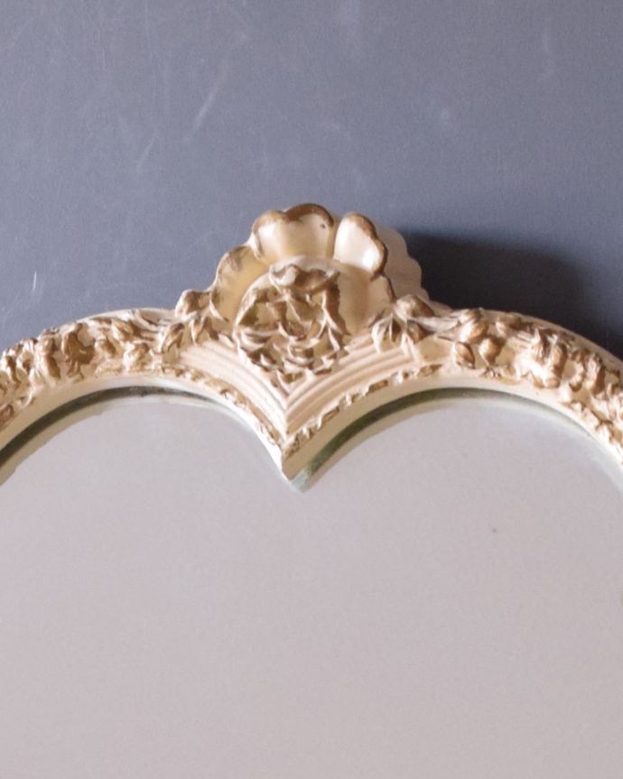 アンティークのドレッサー　アンティーク家具　三面鏡タイプのドレッシングチェスト、美しいアンティーク家具。トップにはアンティークならではの繊細な装飾があります。(d-1231-f)