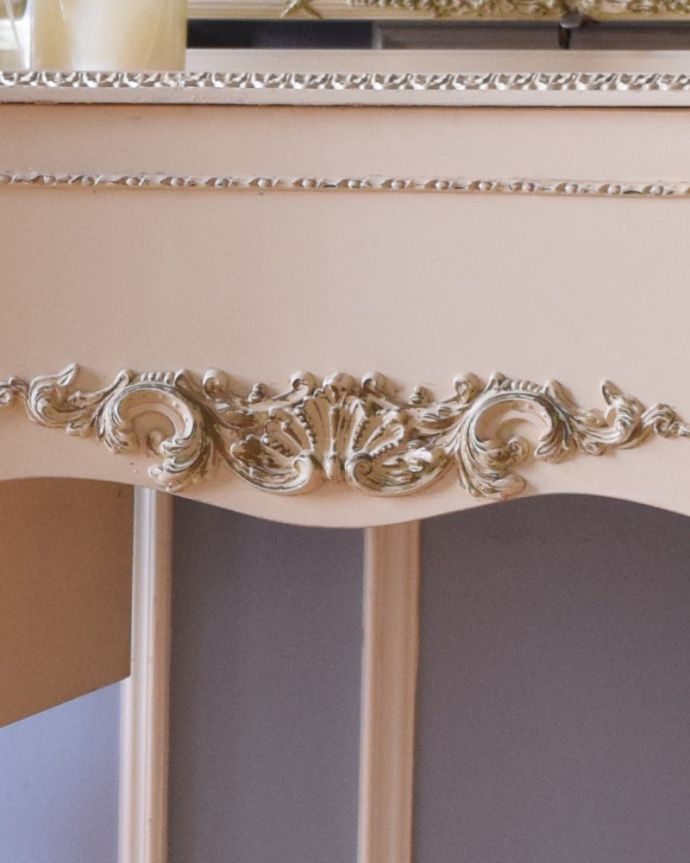 アンティークのドレッサー　アンティーク家具　三面鏡タイプのドレッシングチェスト、美しいアンティーク家具。中央も可愛く飾り付けられています。(d-1231-f)