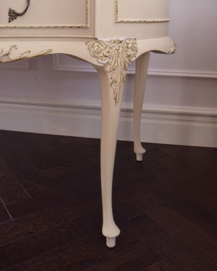 アンティークのドレッサー　アンティーク家具　三面鏡タイプのドレッシングチェスト、美しいアンティーク家具。華奢で女性らしい猫脚が外国風の雰囲気を作ってくれます。(d-1231-f)