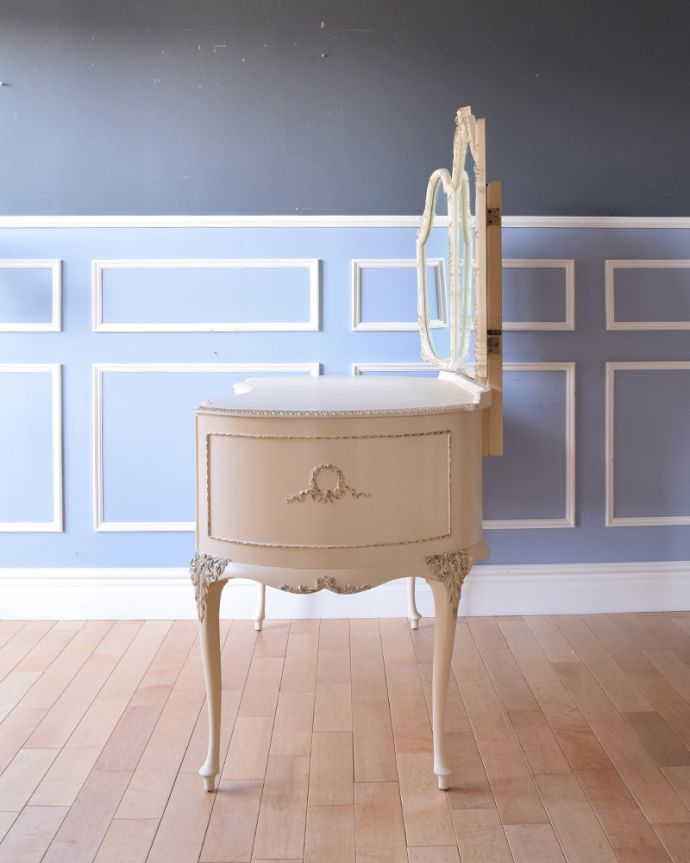 アンティークのドレッサー　アンティーク家具　三面鏡タイプのドレッシングチェスト、美しいアンティーク家具。サイドもポイントになる飾りが見えて絵になります。(d-1231-f)