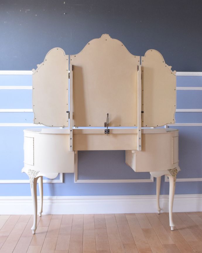 アンティークのドレッサー　アンティーク家具　三面鏡タイプのドレッシングチェスト、美しいアンティーク家具。アンティークは新品ではないので、もちろん経年変化によるキズはありますが、専門の職人が目立たないようキレイにお直しをしているので、後姿までキレイです。(d-1231-f)