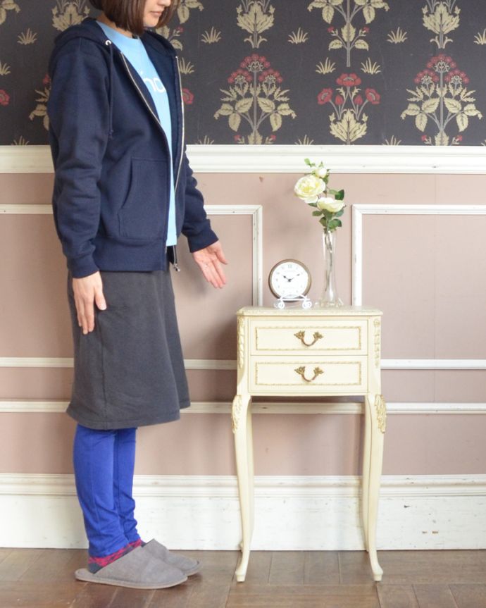 アンティークのチェスト アンティーク家具 ホワイトカラーのベッドサイドチェスト、フランスのアンティーク家具。とっても可愛いカップボード。(d-1232-f)