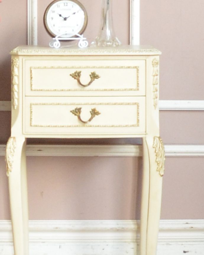 アンティークのチェスト アンティーク家具 ホワイトカラーのベッドサイドチェスト、フランスのアンティーク家具。真っ白でエレガントなフランスらしい仕上がりです。(d-1232-f)