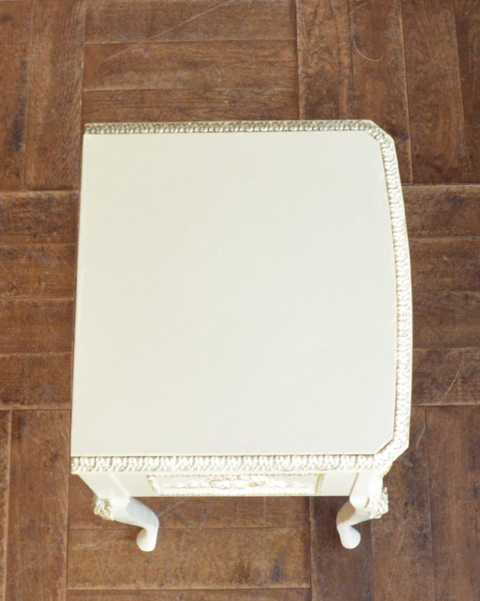 アンティークのチェスト アンティーク家具 ホワイトカラーのベッドサイドチェスト、フランスのアンティーク家具。天板ももちろんピカピカにお直ししています。(d-1232-f)