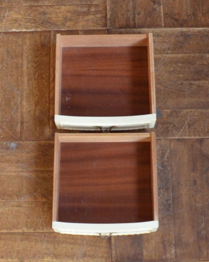 アンティークのチェスト アンティーク家具 ホワイトカラーのベッドサイドチェスト、フランスのアンティーク家具。引き出しが2杯あります。(d-1232-f)