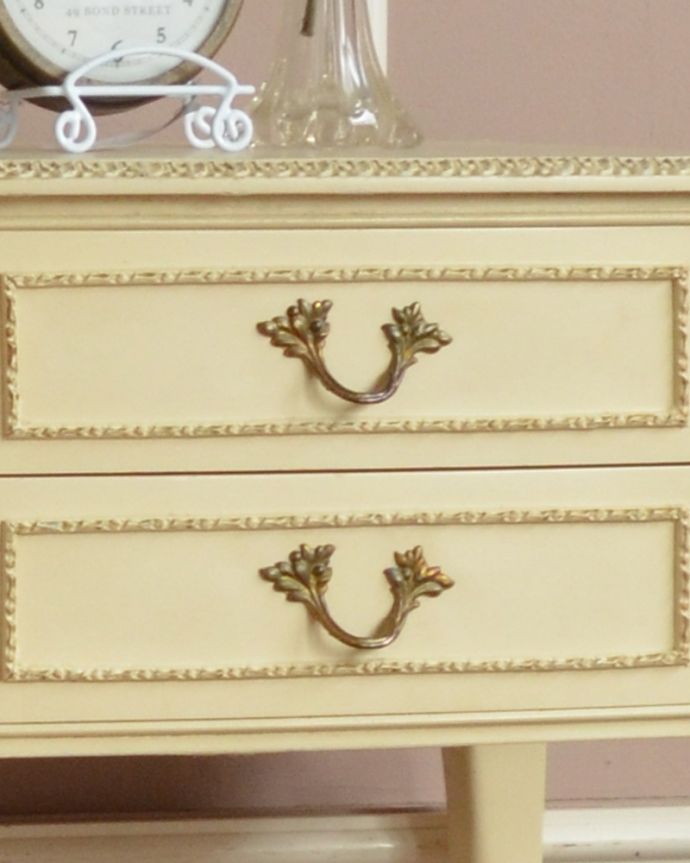 アンティークのチェスト アンティーク家具 ホワイトカラーのベッドサイドチェスト、フランスのアンティーク家具。引き出しの取っ手は蔦のような凝ったデザイン。(d-1232-f)