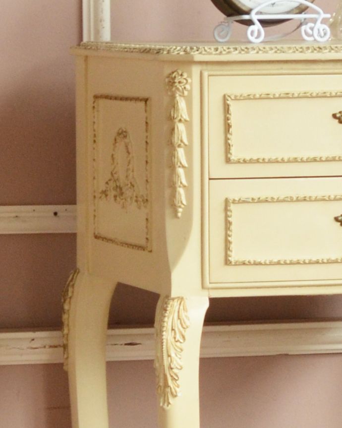 アンティークのチェスト アンティーク家具 ホワイトカラーのベッドサイドチェスト、フランスのアンティーク家具。隅々まで細やかな彫が施されています。(d-1232-f)