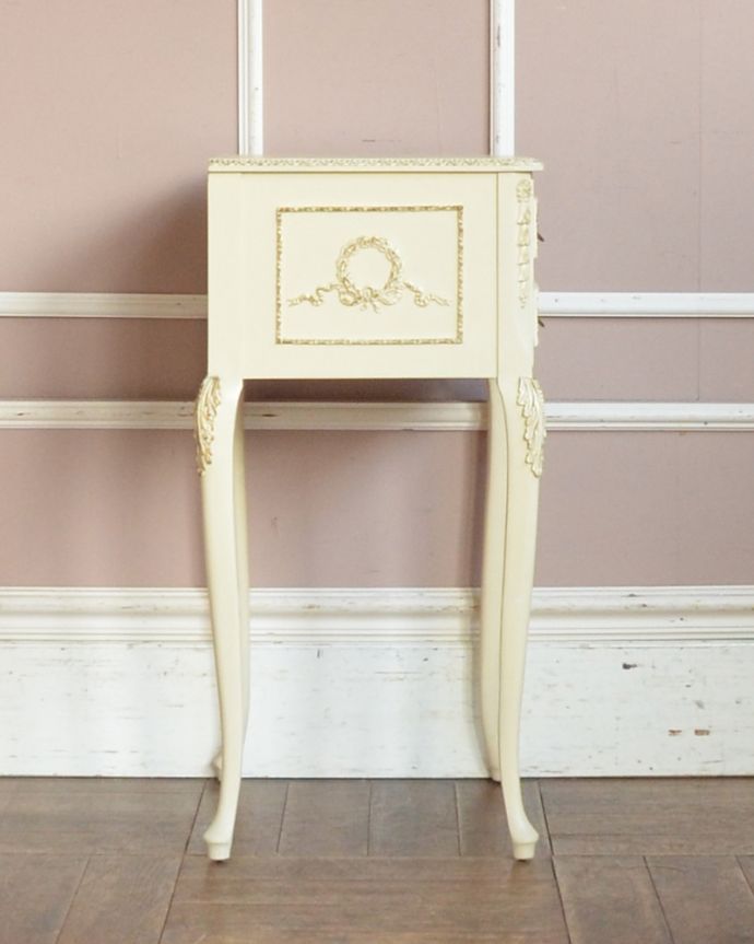 アンティークのチェスト アンティーク家具 ホワイトカラーのベッドサイドチェスト、フランスのアンティーク家具。サイドから見ても美しいデザイン。(d-1232-f)