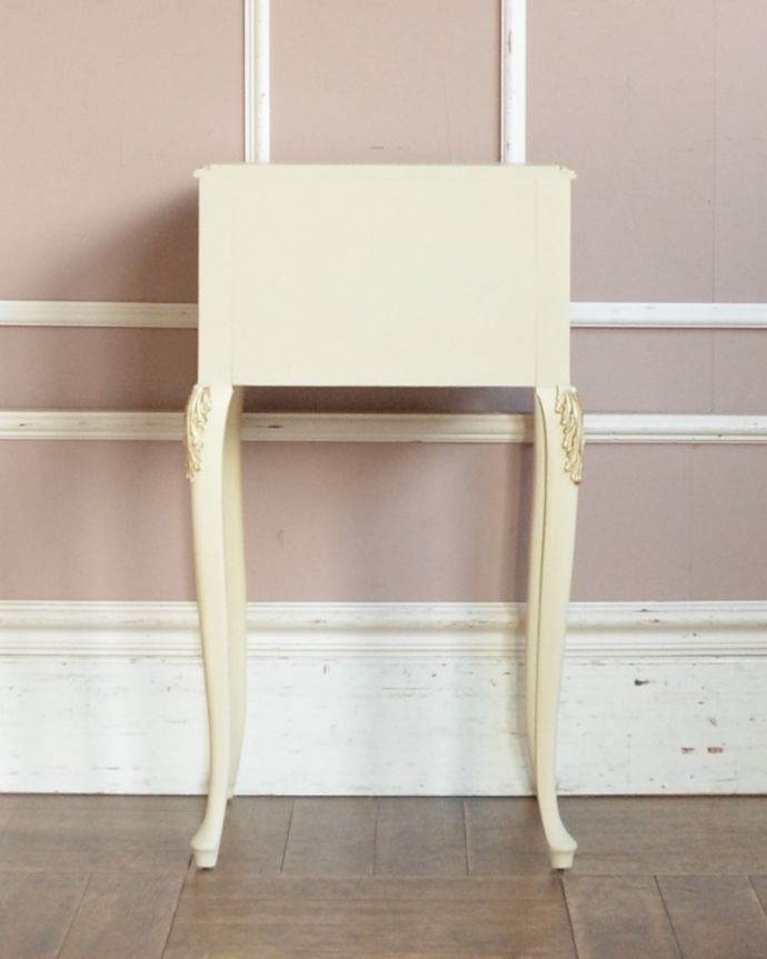 アンティークのチェスト アンティーク家具 ホワイトカラーのベッドサイドチェスト、フランスのアンティーク家具。アンティークは新品ではないので、もちろん経年変化によるキズはありますが、専門の職人が目立たないようキレイにお直しをしているので、後姿までキレイです。(d-1232-f)