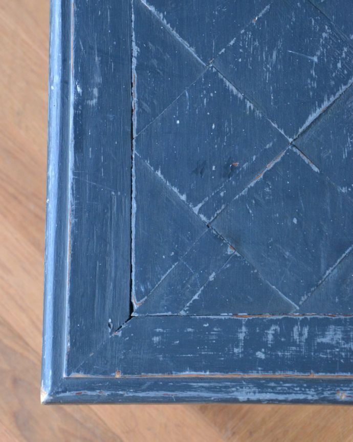 ロイドテーブル アンティーク家具 スマートなサイズのコンソールテーブル、ペイントのアンティーク家具。市松模様の入った美しいデザインです。(d-1233-f)