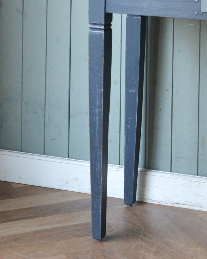 ロイドテーブル アンティーク家具 スマートなサイズのコンソールテーブル、ペイントのアンティーク家具。すらりと伸びた美しい脚。(d-1233-f)