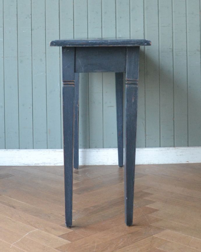 ロイドテーブル アンティーク家具 スマートなサイズのコンソールテーブル、ペイントのアンティーク家具。サイドから見ても雰囲気があります。(d-1233-f)