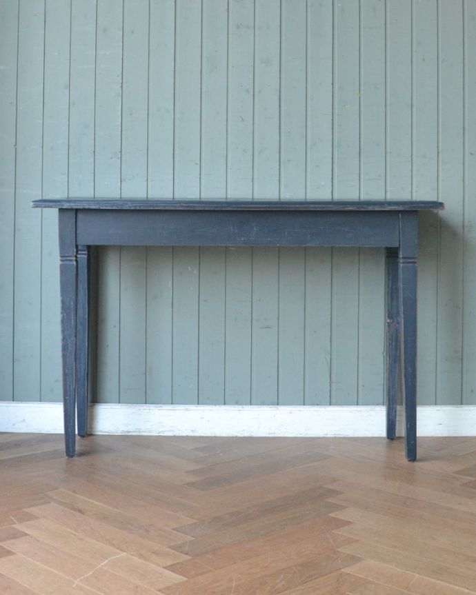 ロイドテーブル アンティーク家具 スマートなサイズのコンソールテーブル、ペイントのアンティーク家具。アンティークは新品ではないので、もちろん経年変化によるキズはありますが、専門の職人が目立たないようキレイにお直しをしているので、後姿までキレイです。(d-1233-f)