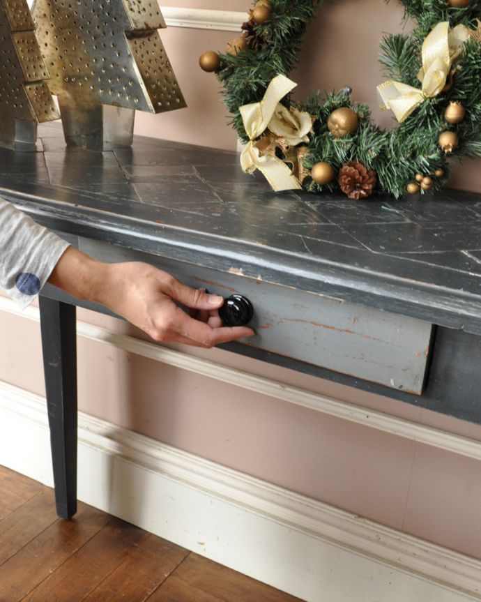 ロイドテーブル アンティーク家具 スマートなサイズのコンソールテーブル、ペイントのアンティーク家具。引き出しの取っ手も木製。(d-1233-f)