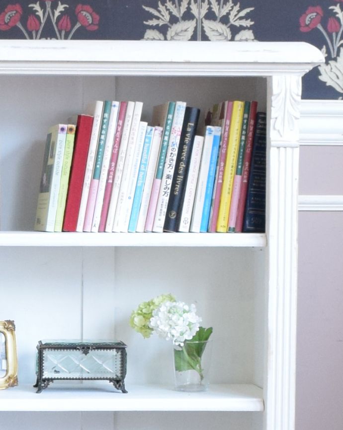 アンティークのキャビネット　アンティーク家具　フランスから届いたアンティーク家具、オープンブックシェルフ（ホワイト）。文庫本や漫画、ボックスを使ったおもちゃ箱･･･などなど、幅広い使い方が楽しめます。(d-1234-f)