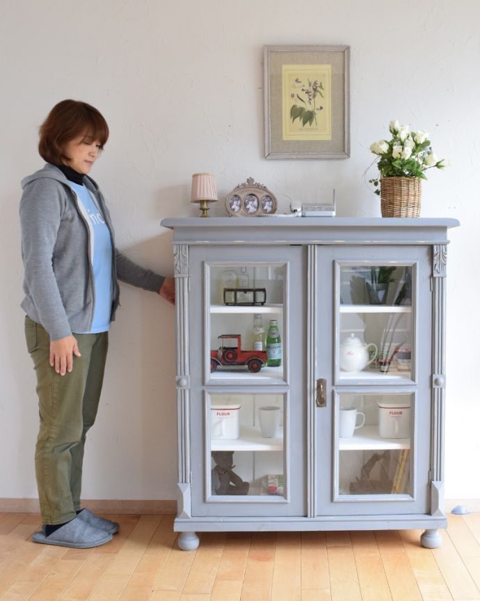 アンティークのキャビネット　アンティーク家具　ガラス扉が素敵なキャビネット（グレー）、フランス輸入のアンティーク家具。リビングで実用的に使えます。(d-1235-f)