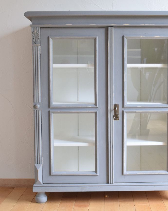 アンティークのキャビネット　アンティーク家具　ガラス扉が素敵なキャビネット（グレー）、フランス輸入のアンティーク家具。貴重なアンティークのガラスが残っていました。(d-1235-f)