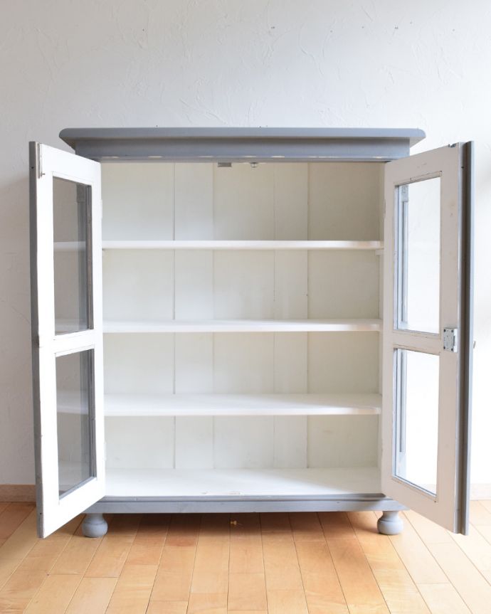 アンティークのキャビネット　アンティーク家具　ガラス扉が素敵なキャビネット（グレー）、フランス輸入のアンティーク家具。棚板があるので、整理整頓がしやすいですよ。(d-1235-f)