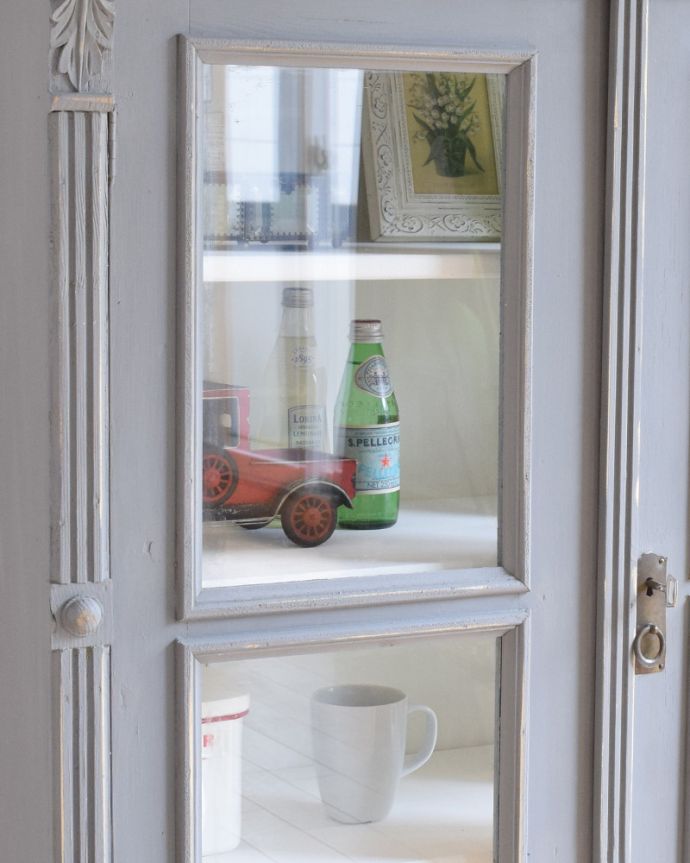 アンティークのキャビネット　アンティーク家具　ガラス扉が素敵なキャビネット（グレー）、フランス輸入のアンティーク家具。ガラスももちろん当時のもの。(d-1235-f)