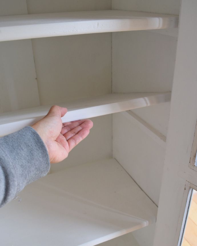 アンティークのキャビネット　アンティーク家具　ガラス扉が素敵なキャビネット（グレー）、フランス輸入のアンティーク家具。棚板があるので、整理整頓がしやすいですよ。(d-1235-f)