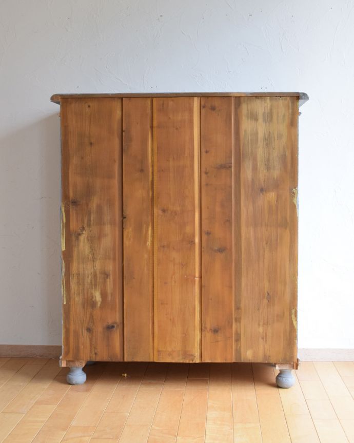 アンティークのキャビネット　アンティーク家具　ガラス扉が素敵なキャビネット（グレー）、フランス輸入のアンティーク家具。アンティークは新品ではないので、もちろん経年変化によるキズはありますが、専門の職人が目立たないようキレイにお直しをしているので、後姿までキレイです。(d-1235-f)