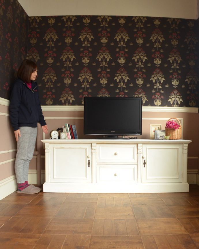 北欧キャビネット　アンティーク家具　テレビ台になるサイドボード（ホワイト）、アンティークフレンチインテリア。ホワイトペイントの横長のキャビネット。(d-1237-f)