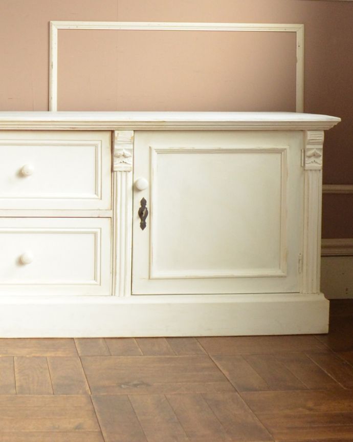 北欧キャビネット　アンティーク家具　テレビ台になるサイドボード（ホワイト）、アンティークフレンチインテリア。あっという間に憧れの外国のお家のような雰囲気に･･･広い天板には、ディスプレイを楽しむスペースもたっぷり。(d-1237-f)