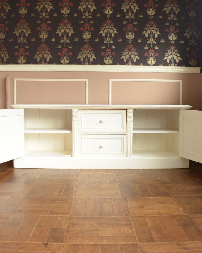 北欧キャビネット　アンティーク家具　テレビ台になるサイドボード（ホワイト）、アンティークフレンチインテリア。テレビボードに最適のサイズです！テレビを乗せて、DVDやゲーム機もキチンとおしゃれに片付きます。(d-1237-f)