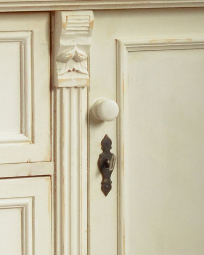 北欧キャビネット　アンティーク家具　テレビ台になるサイドボード（ホワイト）、アンティークフレンチインテリア。アンティークの味わいがある取っ手。(d-1237-f)