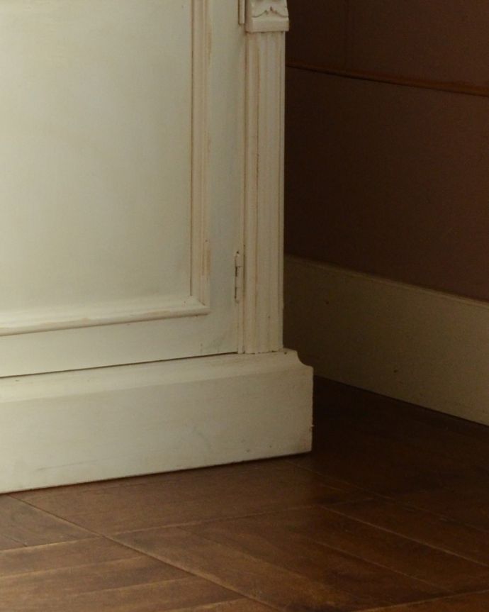 北欧キャビネット　アンティーク家具　テレビ台になるサイドボード（ホワイト）、アンティークフレンチインテリア。しっかりとした脚があるので、安定感もバツグンです。(d-1237-f)