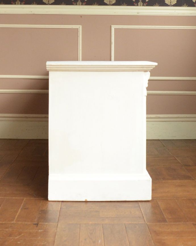 北欧キャビネット　アンティーク家具　テレビ台になるサイドボード（ホワイト）、アンティークフレンチインテリア。サイドもきれいにペイントされています。(d-1237-f)