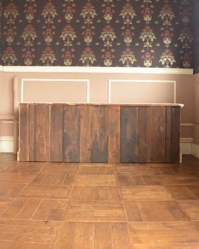 北欧キャビネット　アンティーク家具　テレビ台になるサイドボード（ホワイト）、アンティークフレンチインテリア。アンティークは新品ではないので、もちろん経年変化によるキズはありますが、専門の職人が目立たないようキレイにお直しをしているので、後姿までキレイです。(d-1237-f)