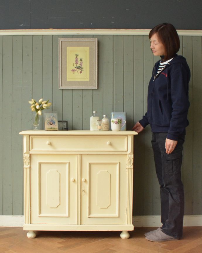 アンティークのキャビネット　アンティーク家具　柔らかいカラーのペイントキャビネット、フランスのアンティーク家具。リビングの電話台にもオススメです。(d-1239-f)