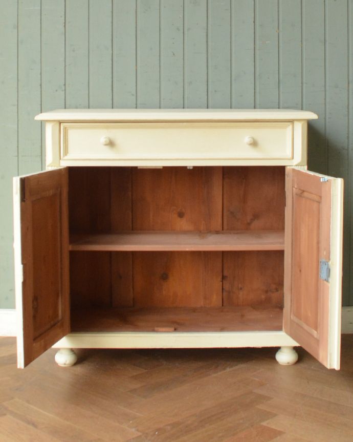 アンティークのキャビネット　アンティーク家具　柔らかいカラーのペイントキャビネット、フランスのアンティーク家具。見た目の美しさはモチロン、しっかり収納力もある優れたキャビネットです。(d-1239-f)