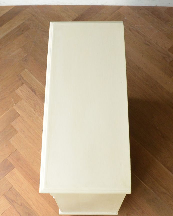 アンティークのキャビネット　アンティーク家具　柔らかいカラーのペイントキャビネット、フランスのアンティーク家具。天板もキレイに仕上げました。(d-1239-f)